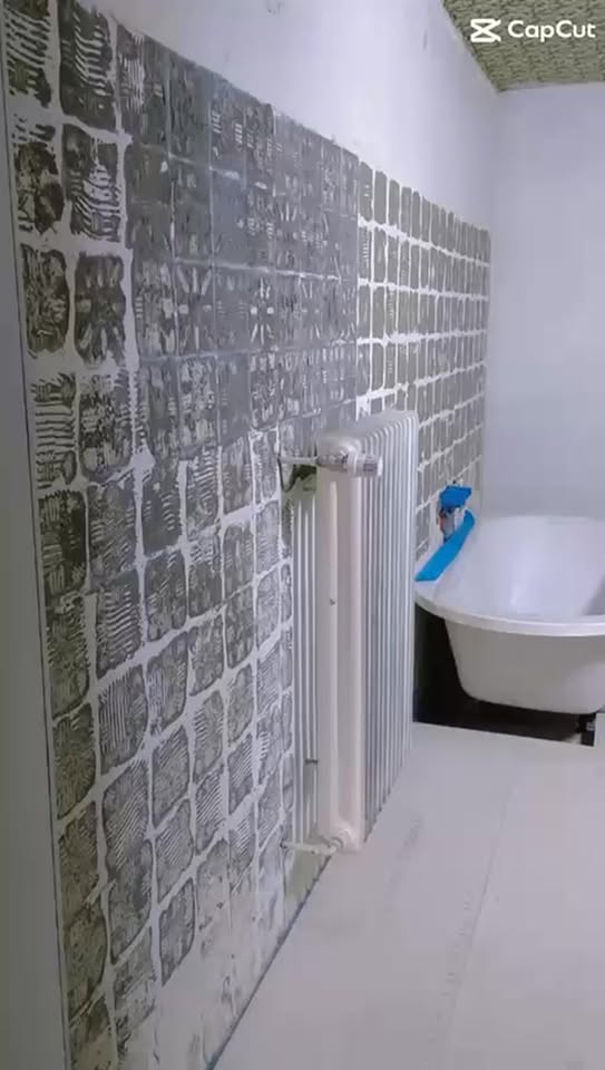 Rückbau im Badezimmer: Alte Wandbeläge werden entfernt.