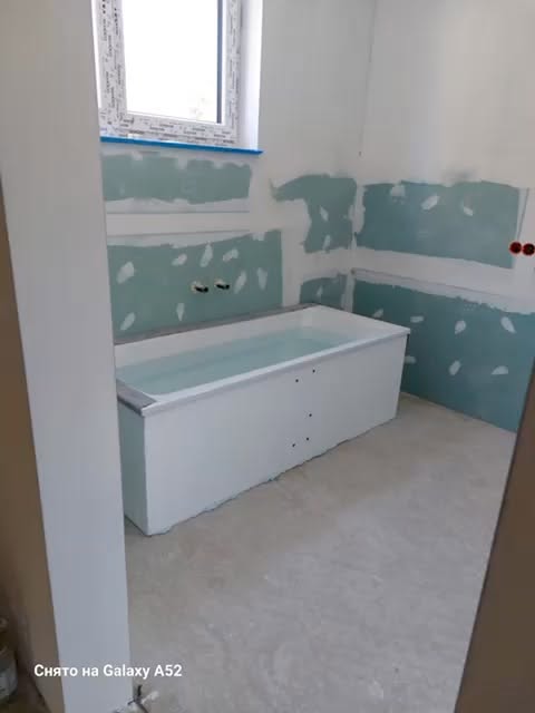Bad mit Wanne: Ein Zwischenstand vor den nächsten Fliesenarbeiten.