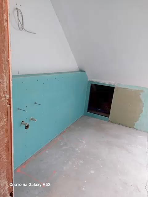 Raum unter der Dachschräge: Vorbereitete Flächen in einem Bad mit Dachschräge.
